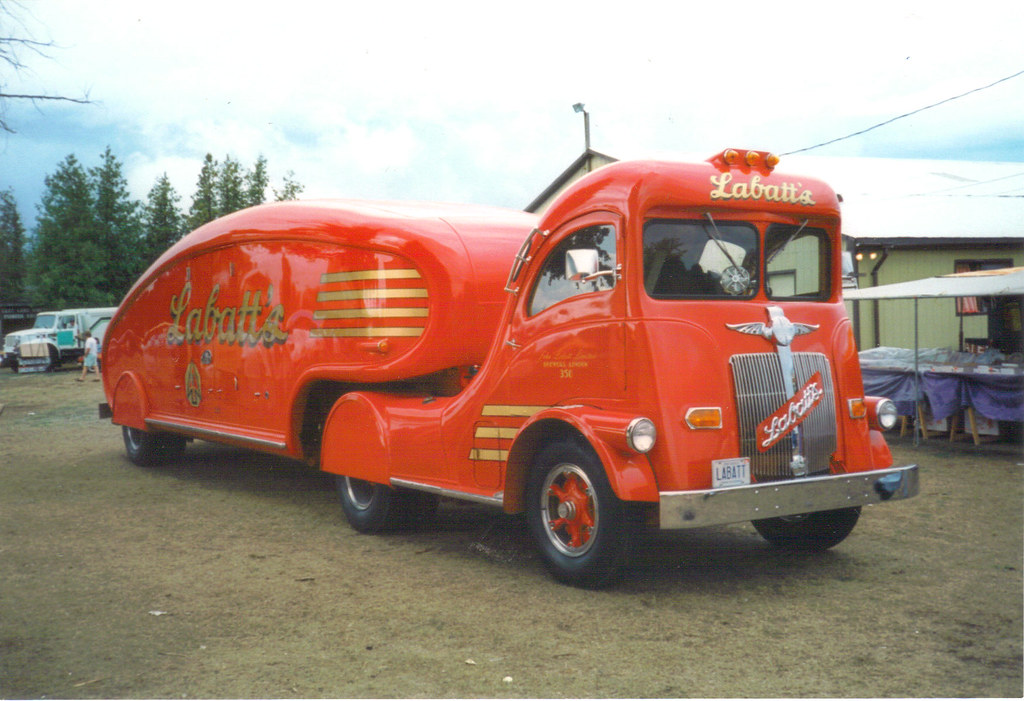 White Streamliner 1947 by Labatt: A Stylish Icon on Wheels - Classic Car