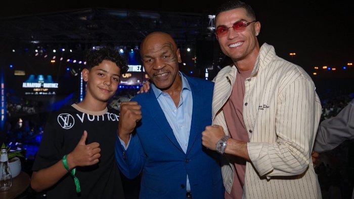 bao mike tyson was surprised when ronaldo gave him a roll royce phantom vii when he agreed to accept his son cr as a martial arts disciple 652ea17e82ab6 Mike Tyson Was Surprised When Ronaldo Gave Him A Roll Royce Phantom Vii When He Agreed To Accept His Son Cr7 As A Martial Arts Disciple.