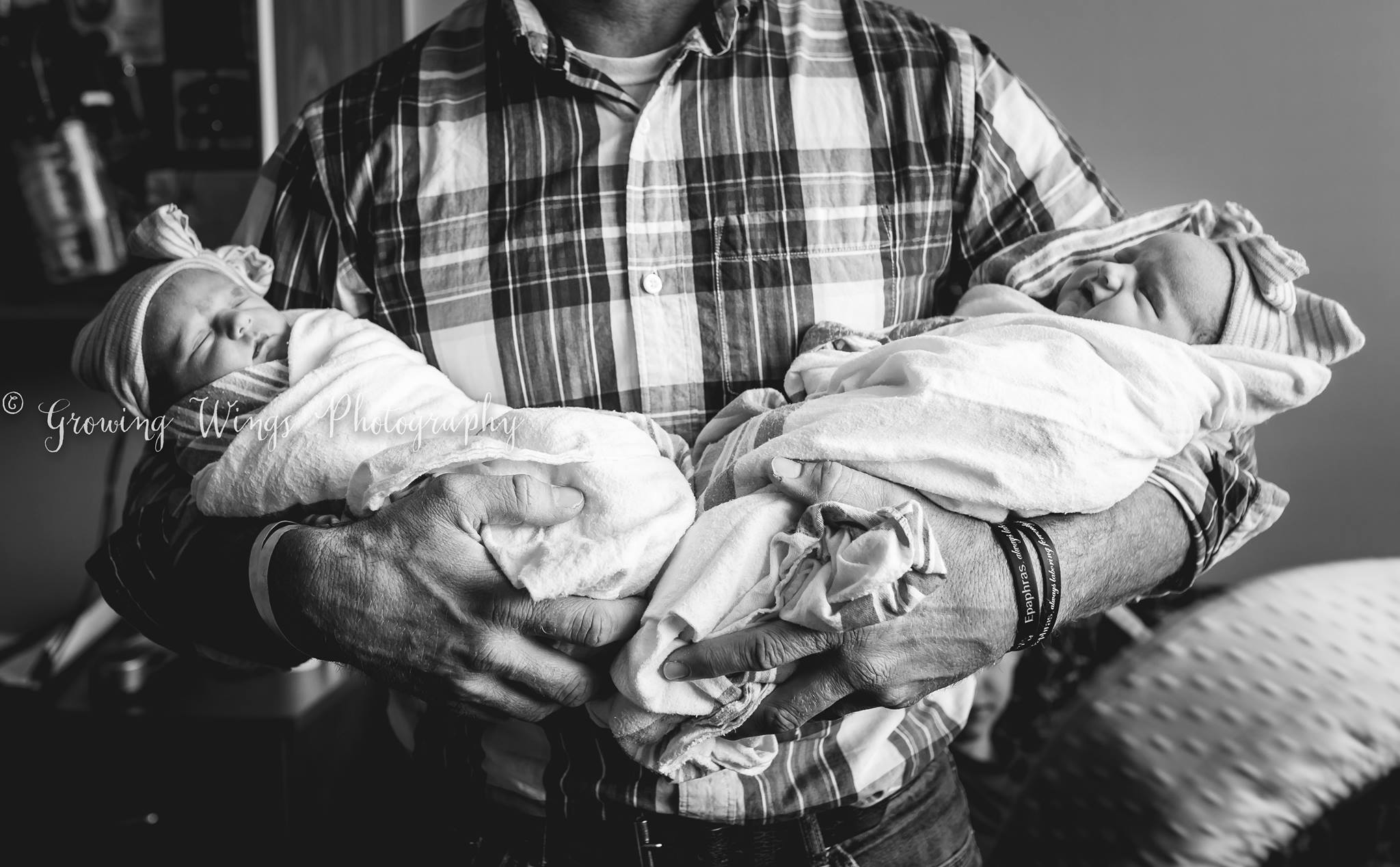 Dad-holding-twins-for-first-time