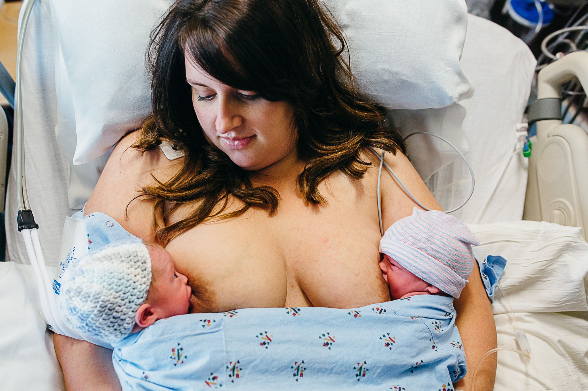 breastfeeding-twins