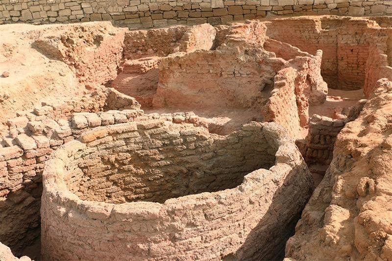 Remains of a conical silo in the newly discovered administrative facility from the First Intermediate Period.