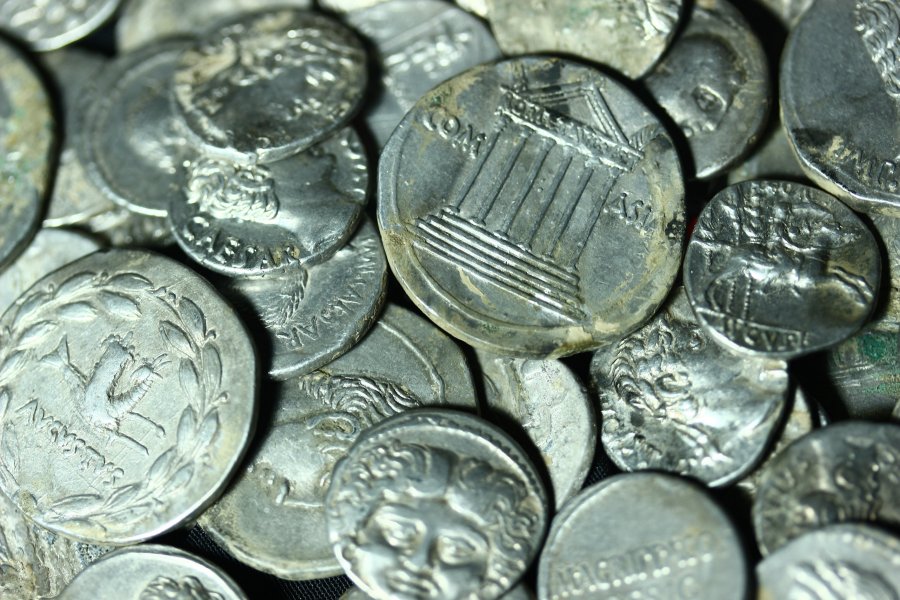 A close-up of the coins in the ancient city of Aizanoi, Kütahya province, western Turkey, Jan. 27, 2020. (AA PH๏τo)