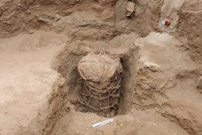 A 500-Year-Old Funerary Bundle And Pottery Probably Belonging To Ychsma Culture - Unearthed Near Lima, Peru