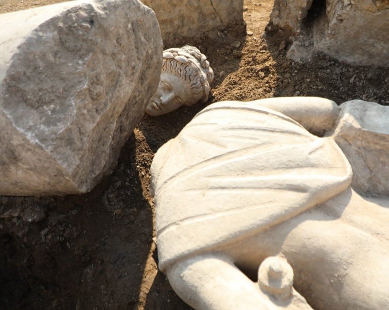 A view of the parts of the Apollo statue found in the ancient city of Prusias ad Hypium, Düzce, northwestern Türkiye, Aug. 19, 2022. (DHA PH๏τo) 