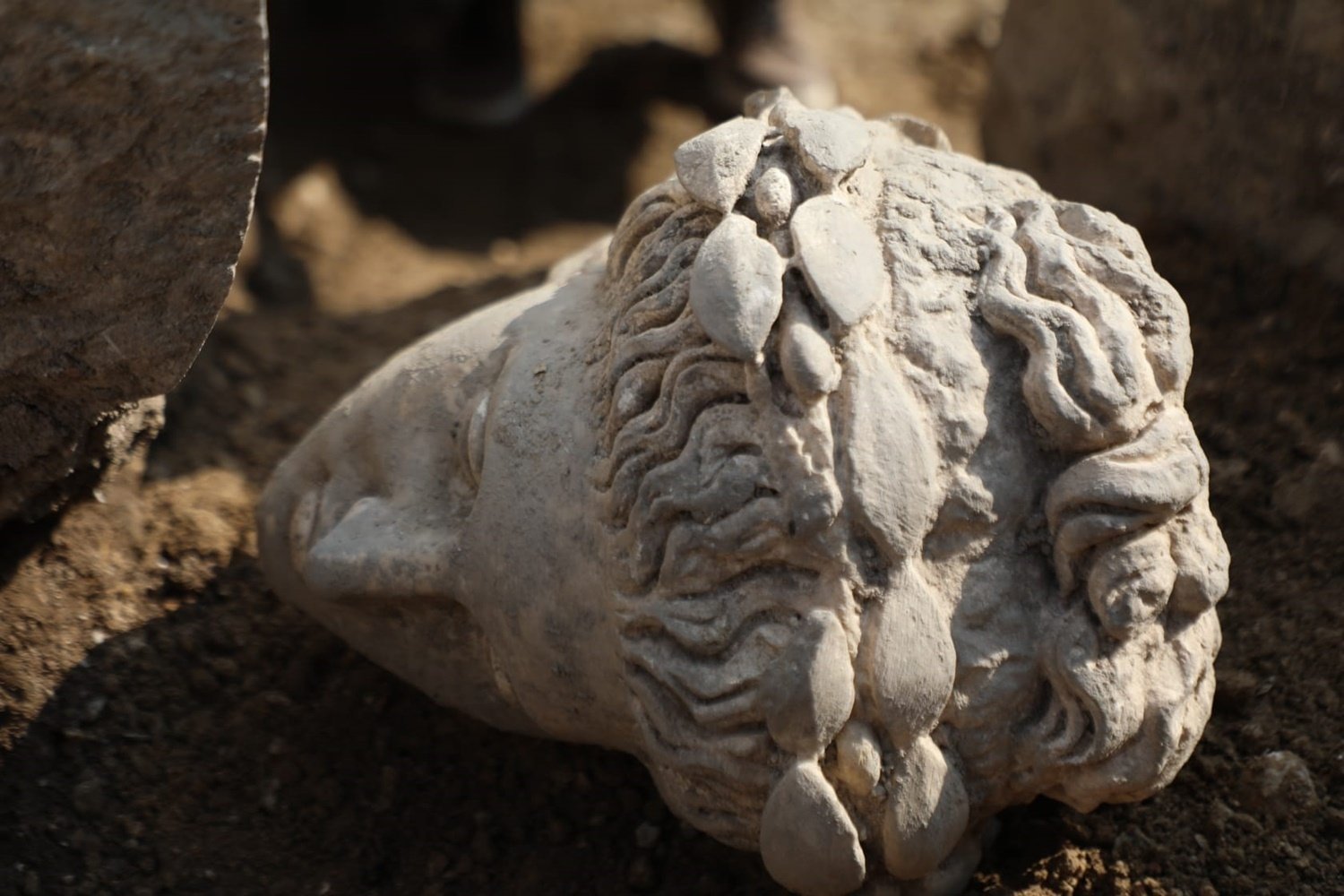 A view of the parts of the Apollo statue found in the ancient city of Prusias ad Hypium, Düzce, northwestern Türkiye, Aug. 19, 2022. (DHA PH๏τo) 