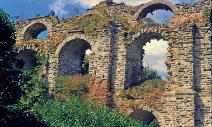 The two-story Kur?unlugerme Bridge, part of the aqueduct system of Constantinople: Two water channels pᴀssed over this bridge - one above the other. Image credit: Jim Crow