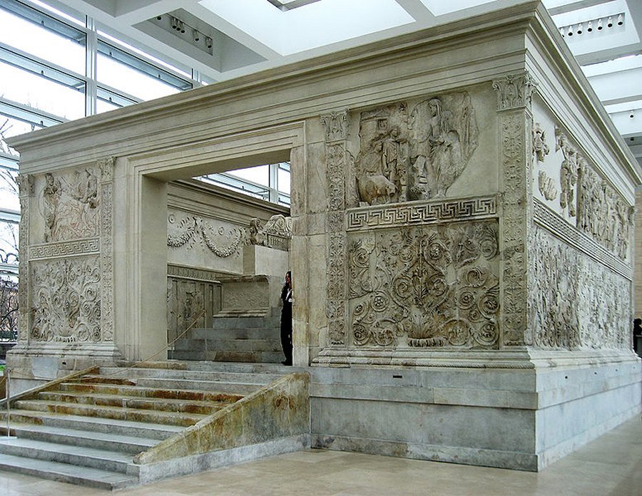 The 3 m tall altar stands on a 6 x 7 m podium is richly decorated and was consecrated on July 4, 13 BC and dedicated on January 30, 9 BC, the birthday of his wife, Livia. The U-shaped altar was inside a precinct, open to the sky with one staircase and double doors. PH๏τo: Wikipedia