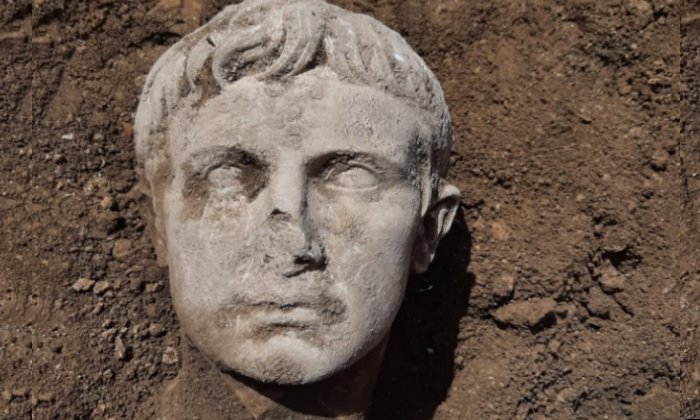 The marble head of Augustus found in Isernia.