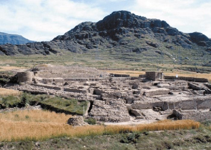 Barikot (Pakistan): general view of the fortified town founded by the Indo-Greeks pH๏τo P. Callieri. 