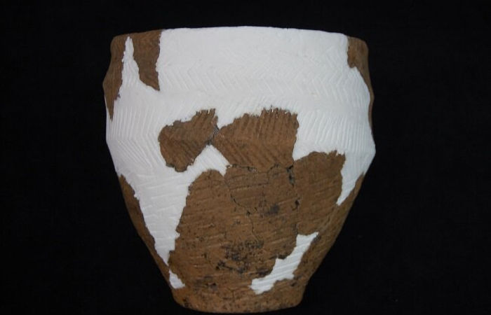 A Bronze Age food vessel unearthed during a high street demolition 42 years ago has gone on display at a nearby museum