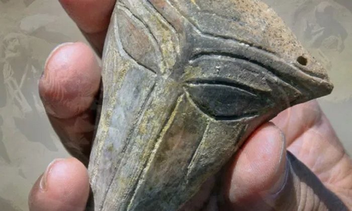 The mouthless prehistoric clay mask or figurine from the 5th millenium BC found in the Salt Pit prehistoric settlement near Provadiya in Northeast Bulgaria has been compared to “an alien in a space suit” in media reports. PH๏τo: Bulgarian National Radio