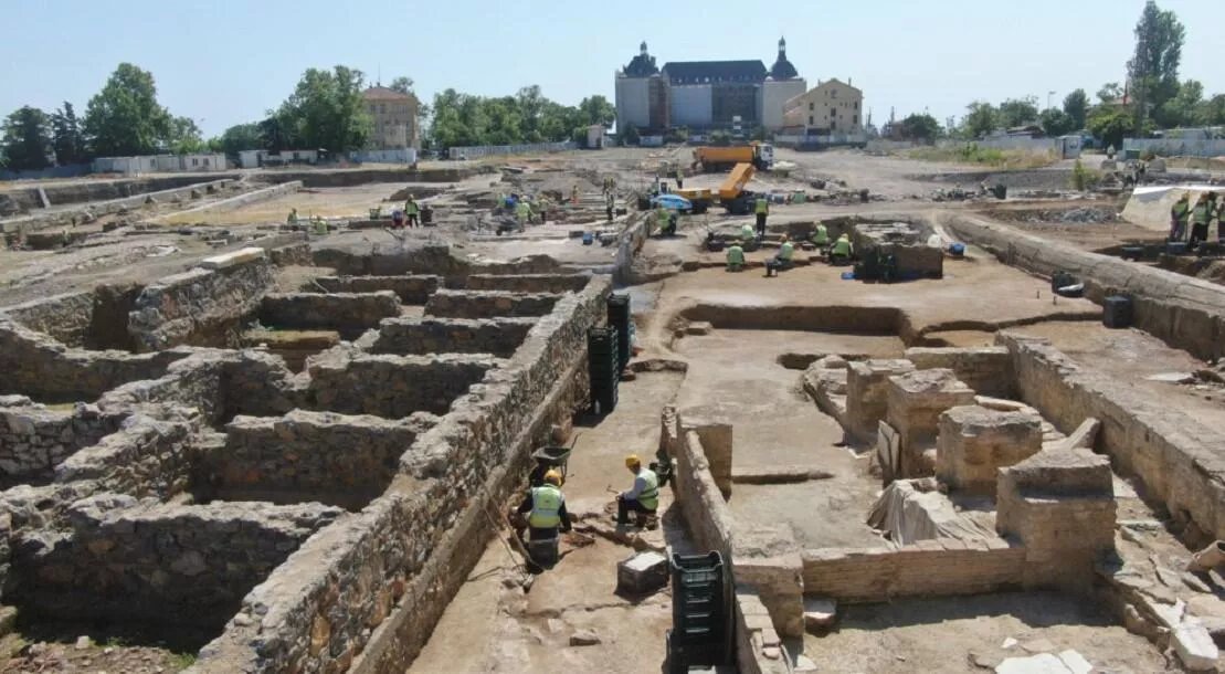 A burial monument from the Late Hellenistic Period, has been found in the area, which is named the north-west port of the city of Chalcedon in ancient sources.