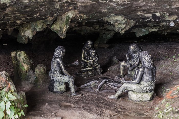 Early Neolithic Time Capsule - Intriguing Ancient Funeral Discoveries In The Galería del Sílex Cave, Spain