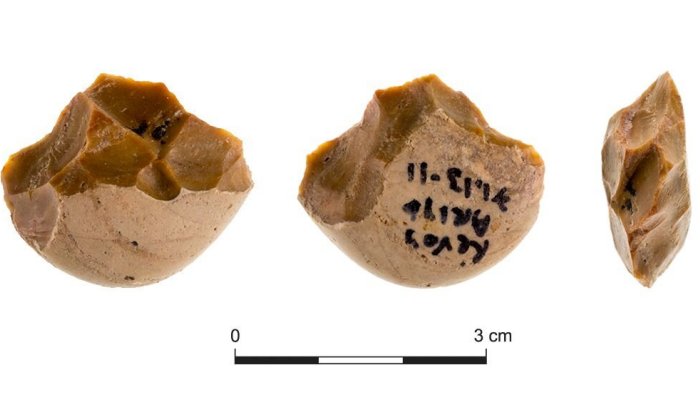 A chopping tool from prehistoric site Revadim. (pH๏τo credit: RAN BARKAI)