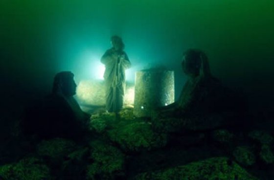 Mysterious ancient figures buried beneath the water. © Franck Goddio/Hilti Foundation, pH๏τo: Christoph Gerigk