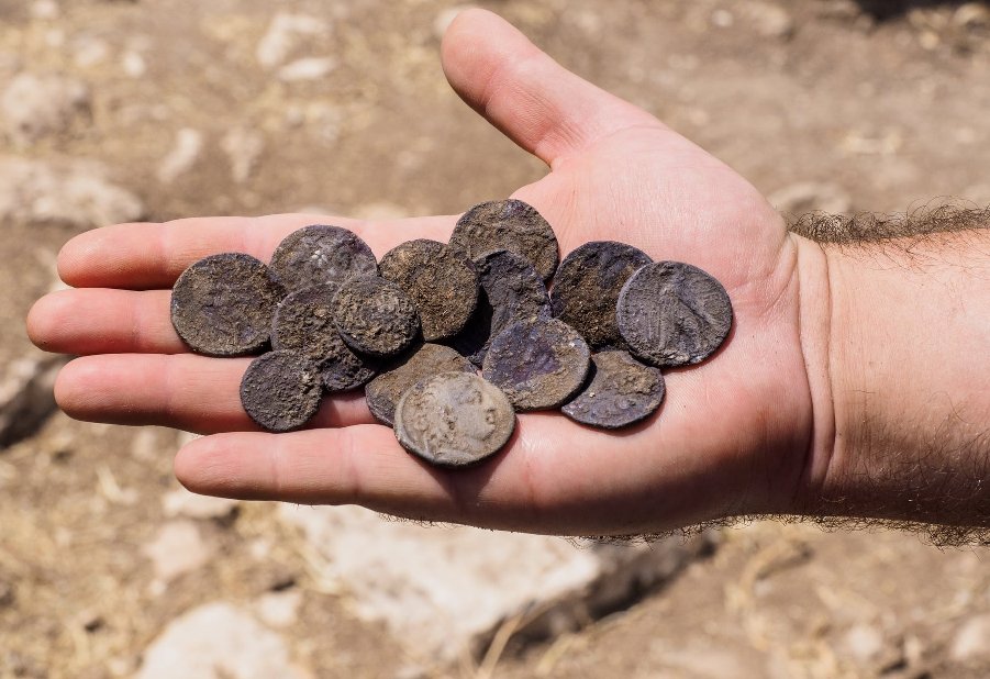 A hoard of silver coins found in the estate. PH๏τo: ᴀssaf Peretz, Israel Antiquities Authority