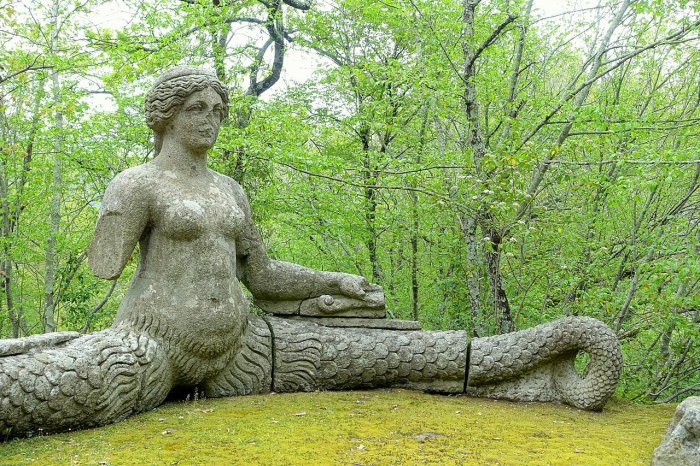 Echidna and lions - Parco dei Mostri - Bomarzo, Italy. Image credit: Daderot – Public Domain