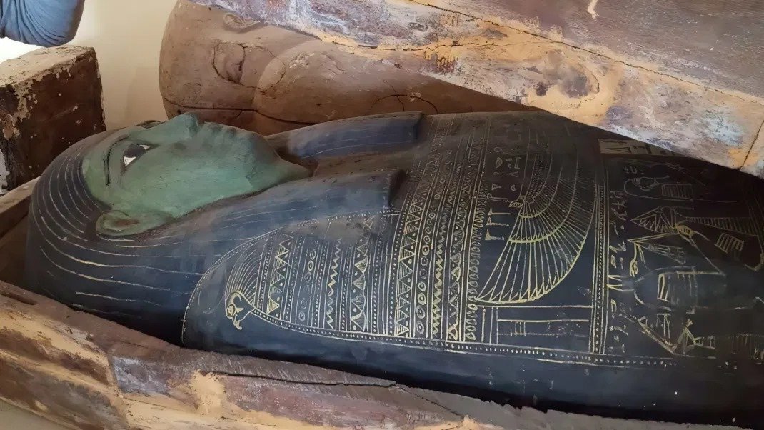 A trove of ancient coffins and artifacts on display that Egyptian archaeologist Zahi Hawᴀss and his team unearthed in a vast necropolis, in Saqqara, south of Cairo, Egypt