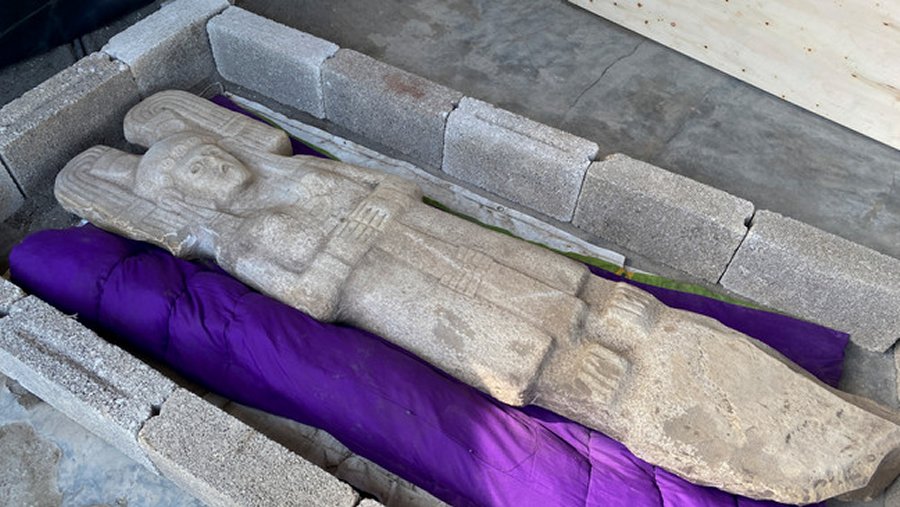 The statue of a female figure unearthed in Hidalgo Amajac, is seen in nearby Alamo Temapache, Veracruz state, Mexico. Image credit: Mexico's National Insтιтute of Anthropology (INAH) pH๏τo via AP)