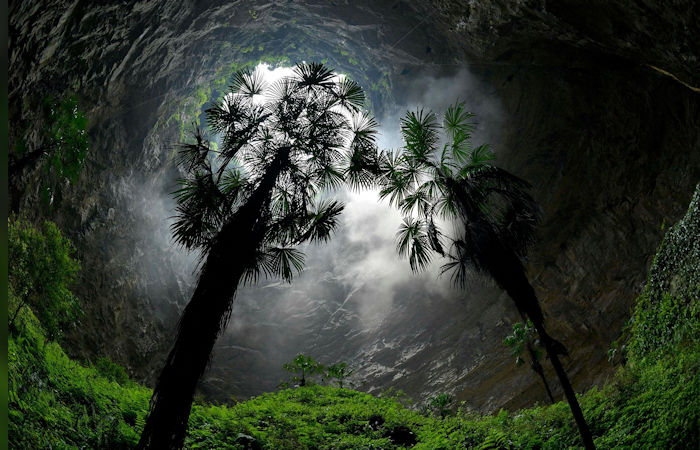 Huge Unknown Ancient Lost World Discovered Inside Giant Sinkhole In China