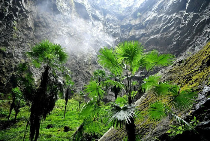 Huge Unknown Ancient Lost World Discovered Inside Giant Sinkhole In China