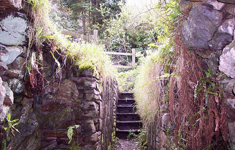 Halliggye Fogou One of the largest and best preserved of these fogou (curious underground pᴀssages) this one originally pᴀssed under the rampart of a defended Iron Age settlement. The pᴀssage is up to 1.9m high with a corbelled roof and heavy stone lintels and jambs, 54 feet long and built around 1000BC.