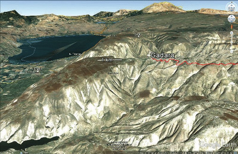 Slant view of the antique city of Gadara, west of the present city of Umm Qais on a ridge. he red line depicts the aqueduct approaching the city from the East. In the background, Lake Tiberias, the Golan Heights and Mt. Hebron. Note pronounced erosion due to the lowering of the ᴅᴇᴀᴅ Sea Rit. (Google Earth view from South, elevation 3x exaggerated). 