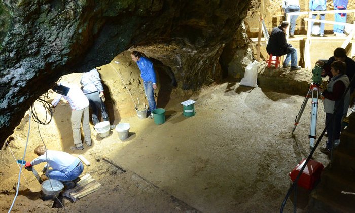 The Niche 1 sector (left) and the Main sector (right) during the excavations of Bacho Kiro Cave, Bulgaria, in 2016. The… [more] © MPI-EVA/ Nikolay Zaheriev