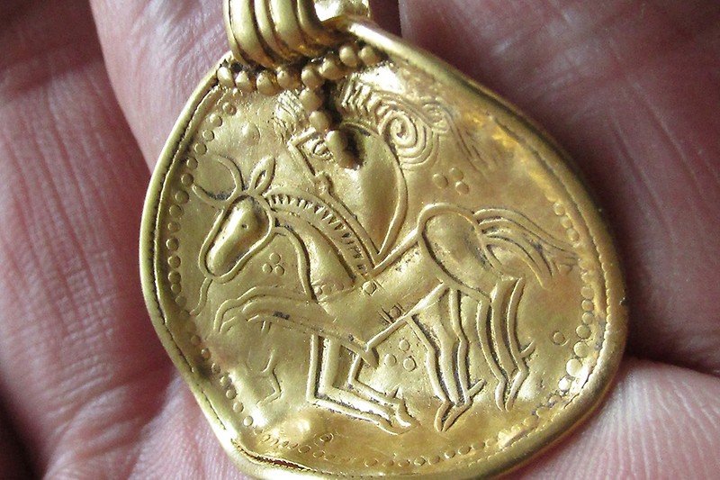 Gold pendant of Odin and Slepnir.