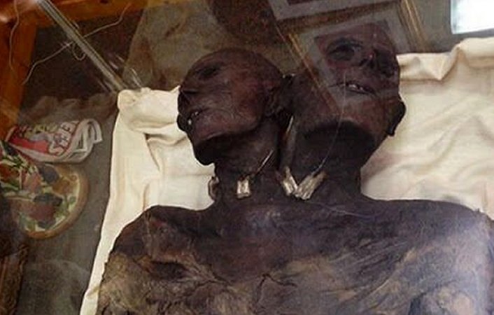 Kap Dwa – Mysterious Two-Headed Mummified Patagonian Giant – Real Or Fake?