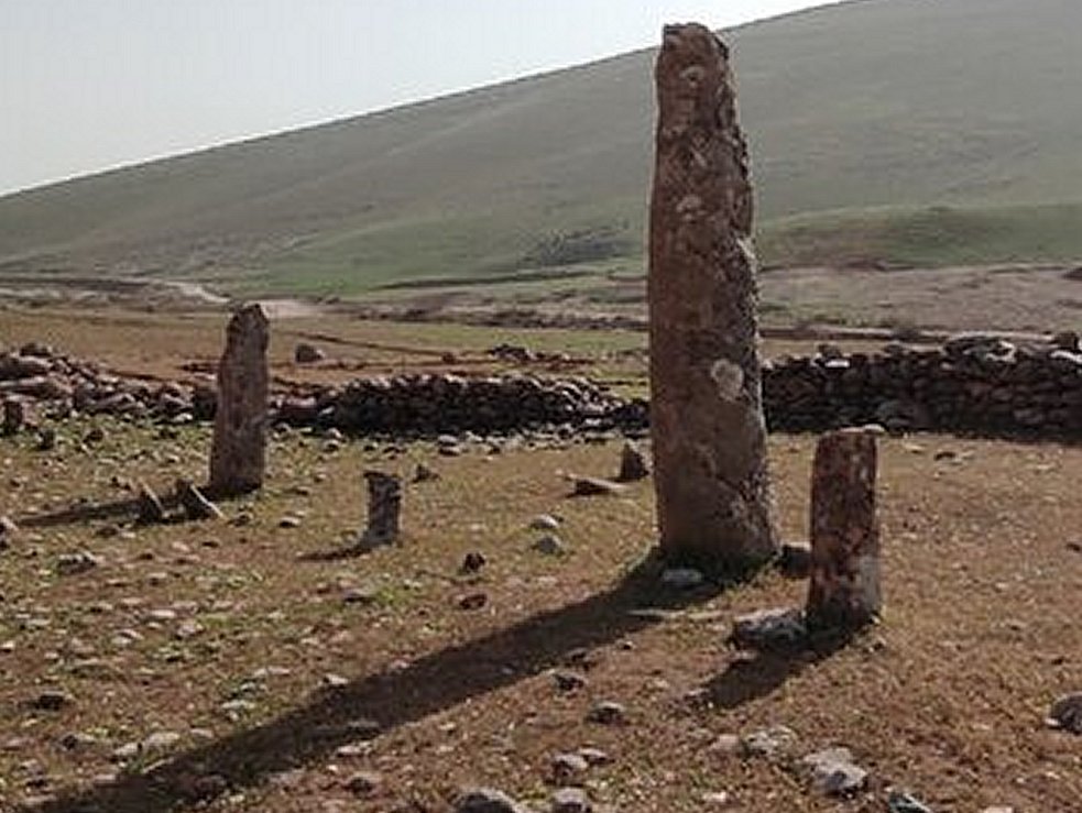 The tall ancient headstones at the Kela Mazin cemetery in the Kurdistan Region (PH๏τo: Goran Sabah Ghafour)