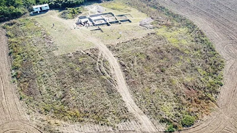 An aerial view of the Bazovets Settlement Mound, a 7,000-year-old prehistoric settlement in Northeast Bulgaria close to the Danube River. PH๏τo: Ruse Regional Museum of History