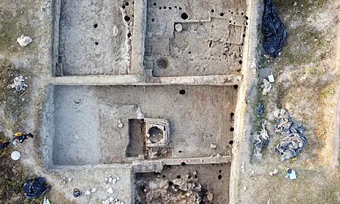 An aerial view of the nearly 7,000-year-old Early Copper Age structures exposed during the 2020 excavations of the Bazovets Settlement Mound. PH๏τo: Ruse Regional Museum of History