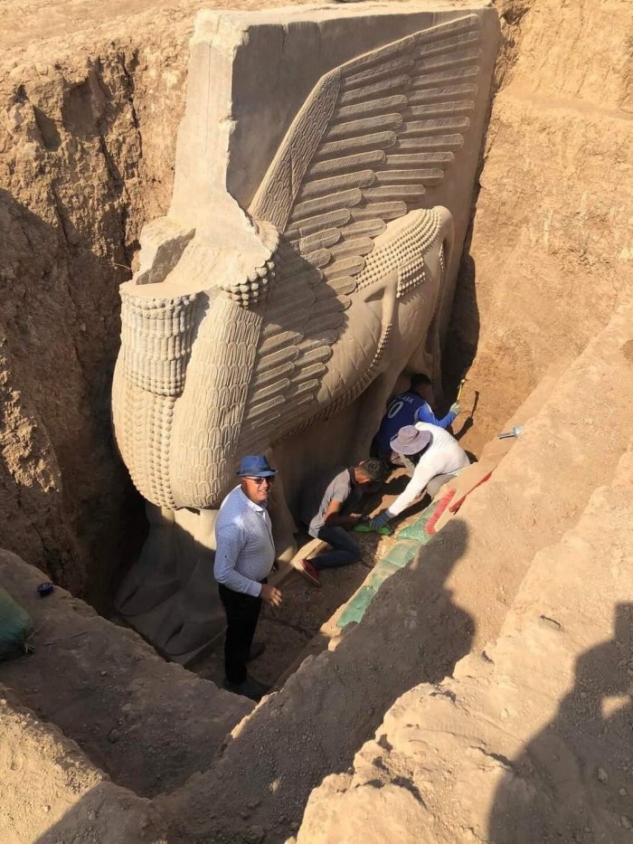 Remarkable Huge Ancient Lamᴀssu Statue Unearthed In Nineveh, Iraq