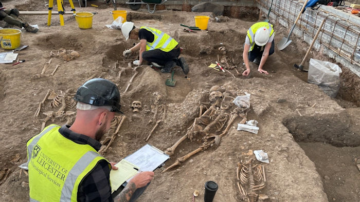 ncient Roman Shrine And Over 1,100 Burials Found Beneath The Leicester Cathedral