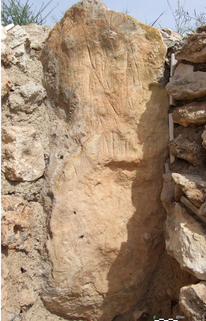 These symbols were kept on the outer wall, which was built around 2900BC to expand the town of Los Millares, thus occupying the space of the old necropolis.