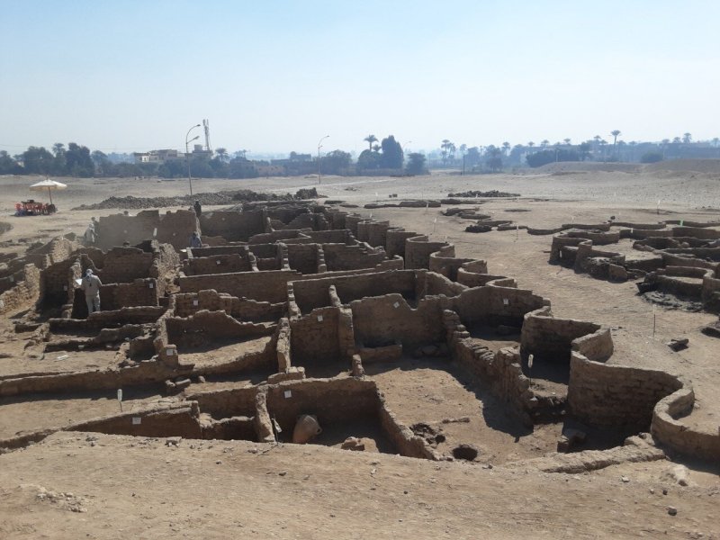 Lost Golden City Of Pharaoh AmenH๏τep III Discovered In Luxor