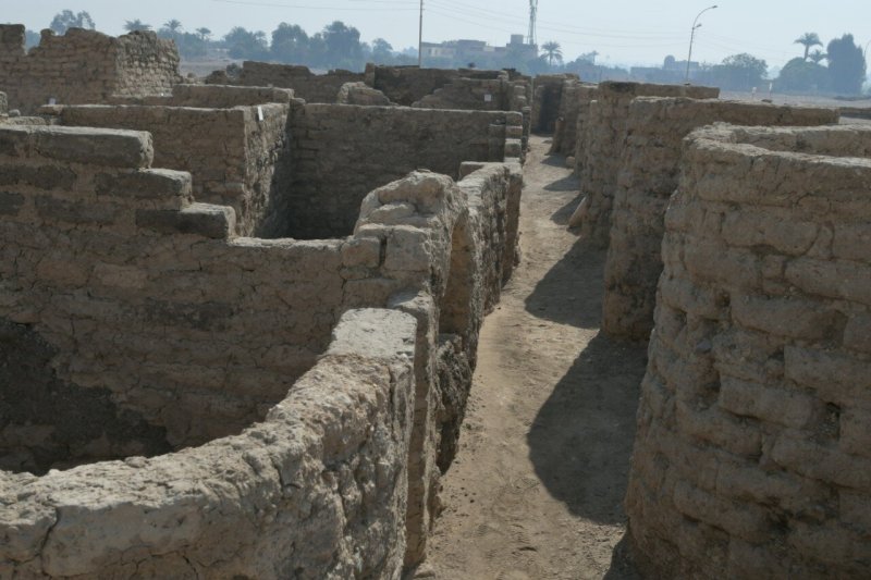 Lost Golden City Of Pharaoh AmenH๏τep III Discovered In Luxor