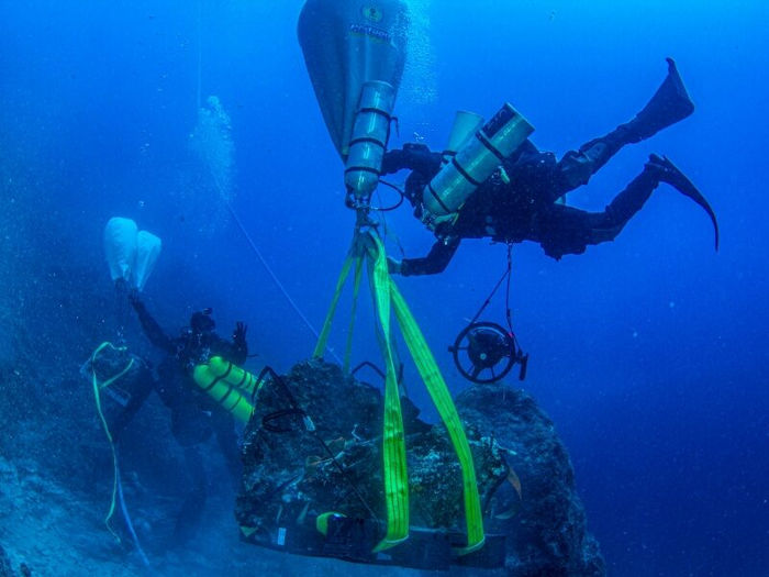 Mᴀssive Head Of Hercules Pulled From The Antikythera Shipwreck