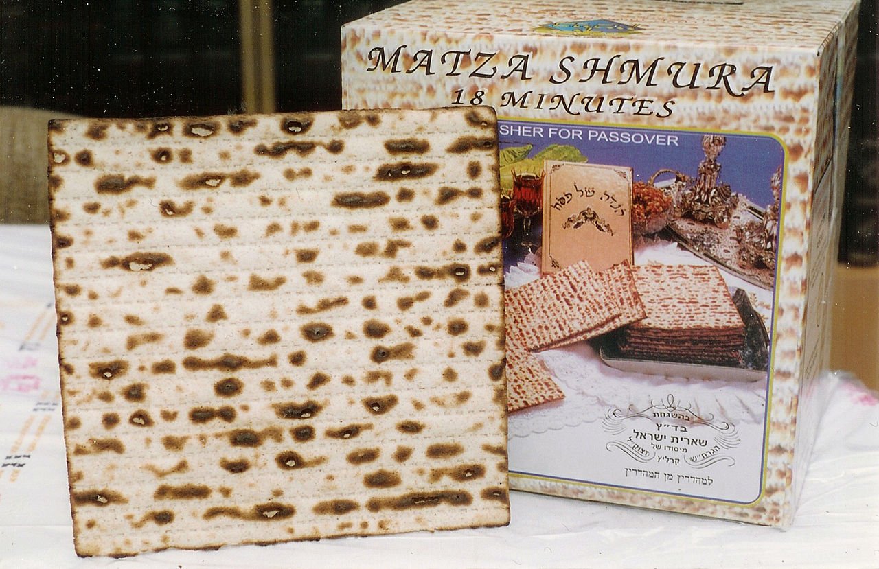 Machine-made Shmura Matzo eaten during Pᴀssover week