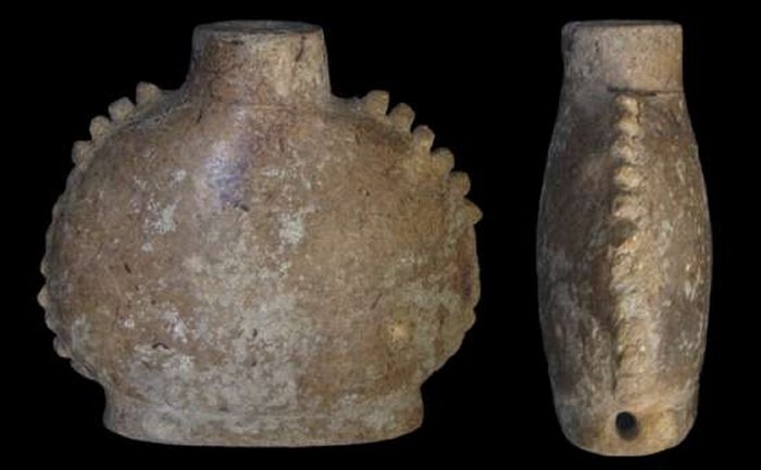 Frontal and lateral view of a Muna-type (AD 750-900) paneled flask with distinctive serrated-edge decoration. Credit: WSU