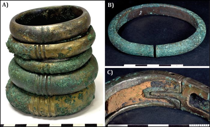 Main types of bracelets (pH๏τographs by M. Nordez): A) Prat type, with variation in the number of terminal bulges; B) unique open bracelet from the hoards; C) cast residues trapped in the internal side of a locking system.