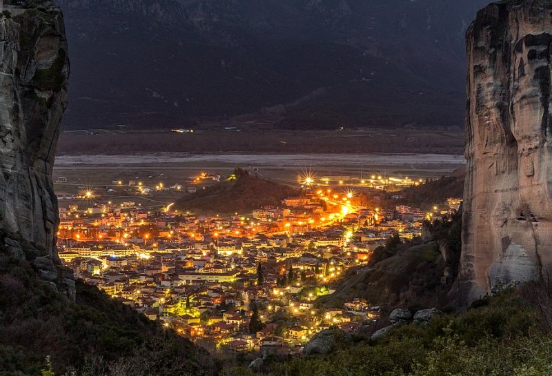 Meteora by night