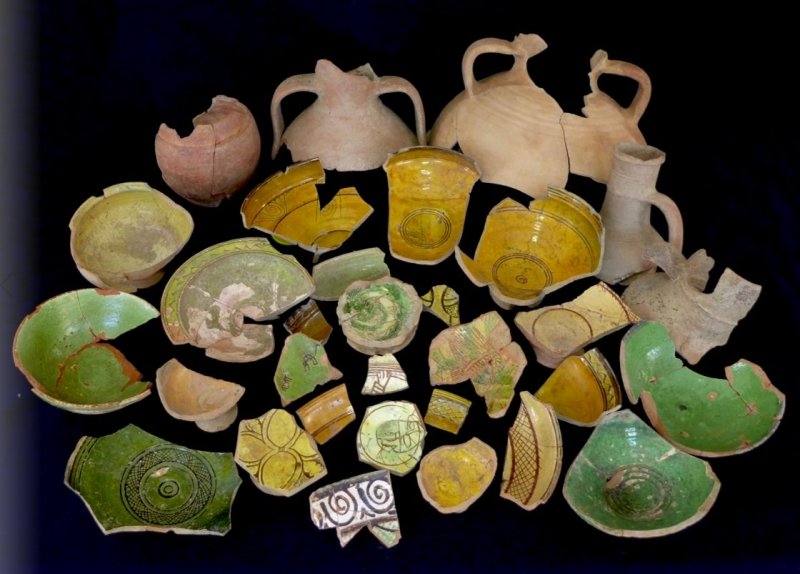 Numerous glazed ceramic pieces adorned with plant and animal figures have also been discovered in and around the cisterns, Dec. 28, 2020. (DHA PH๏τo)