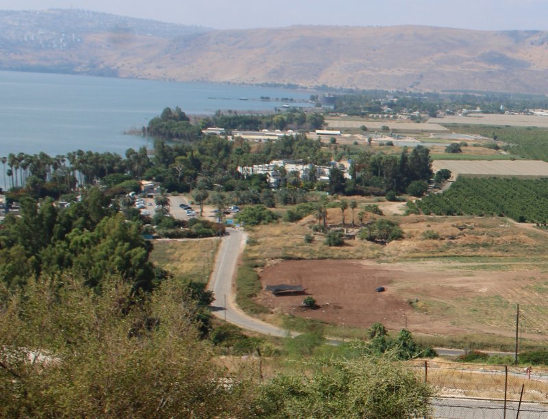 Khirbat al-Minya: The excavation site (brown) with its sunshade canopies located on the northwestern shore of the Sea of Galilee – here viewed from the elevation of Tel Kinneret.