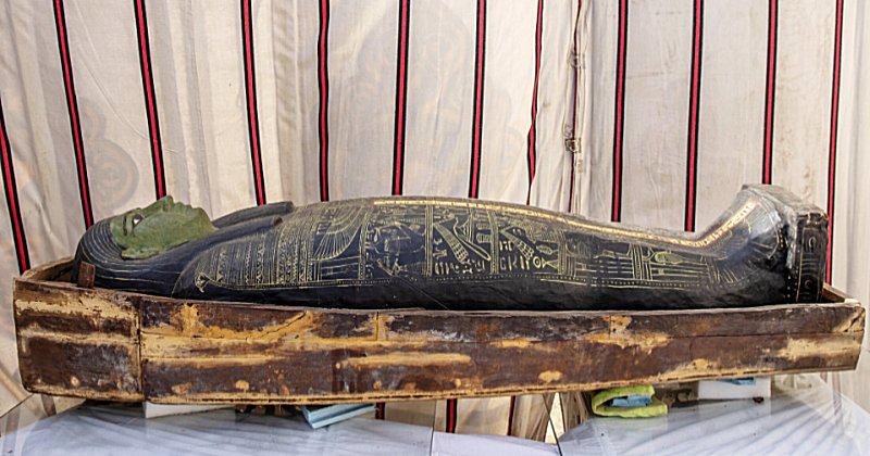 A trove of ancient coffins and artifacts on display that Egyptian archaeologist Zahi Hawᴀss and his team unearthed in a vast necropolis, in Saqqara, south of Cairo, Egypt