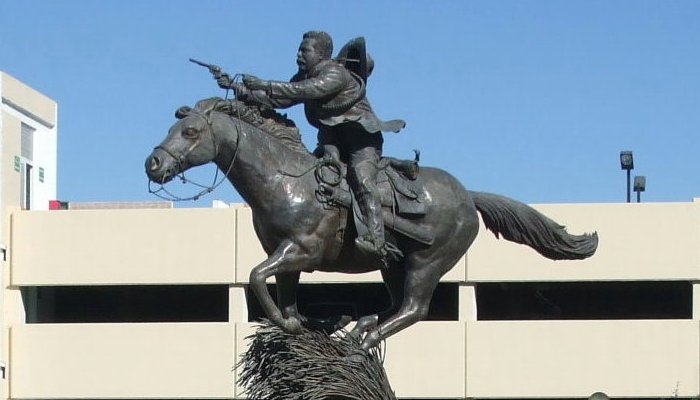 Equestrian bronze of Villa in Chihuahua, Chihuahua. Image credit: Lyricmac - CC BY-SA 3.0