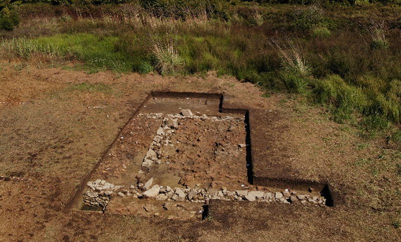 The famous ancient sanctuary has long been suspected in the plain below the ancient fortress of Samikon, which dominates the landscape from afar on a hilltop north of the lagoon of Kaiafa on the west coast of the Peloponnese. Image credit: Dr. Birgitta Eder / Athens Branch of the Austrian Archaeological Insтιтute