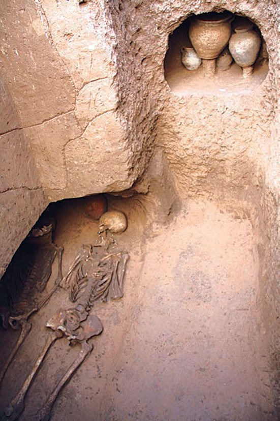 In this tomb a small chamber filled with pottery was found beside the skeletons. (PH๏τo courtesy Chinese Cultural Relics.)