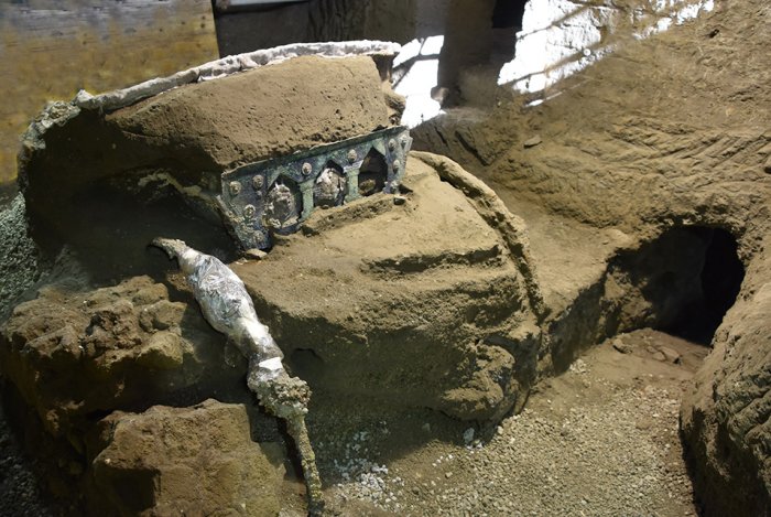 Extraordinary Ancient Roman Ceremonial Chariot Discovered In Pompeii – It’s Still Almost Intact 